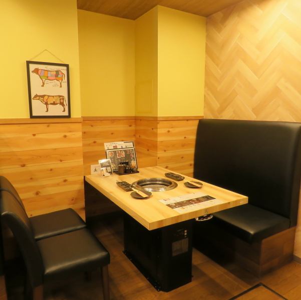 テーブル席は、広々としたソファータイプのお席となっており、ゆったりとお食事をお楽しみいただけます。隣のテーブルと十分な間隔を確保しておりますので、お食事に集中していただけるお席となっております。仲間内や会社の方などと楽しいお時間をお過ごしください。