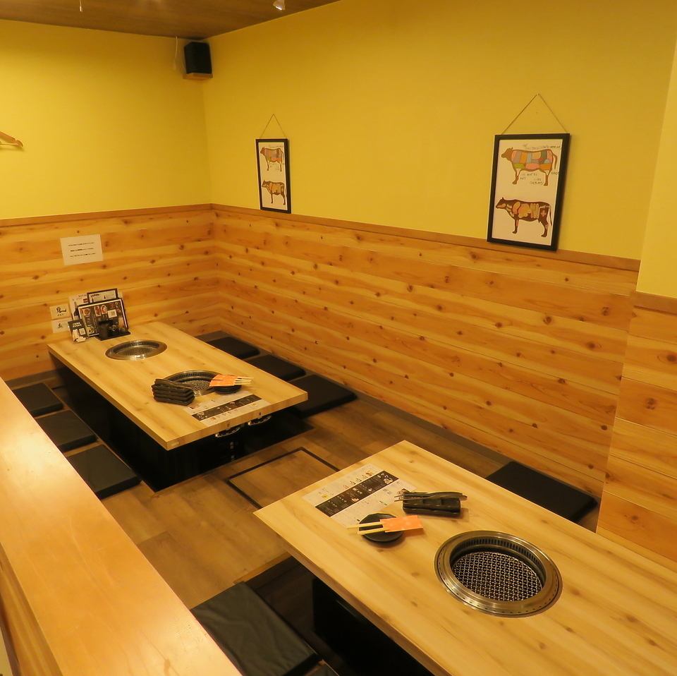掘りごたつタイプのお座敷席をご用意しております。