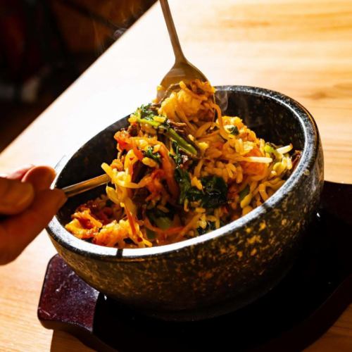 我們致力於自主製作開胃菜、醬汁和菜餚。