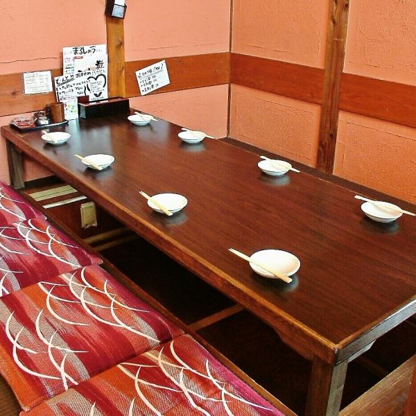 Private rooms with sunken kotatsu tables that can accommodate 2 to 8 people are also available.