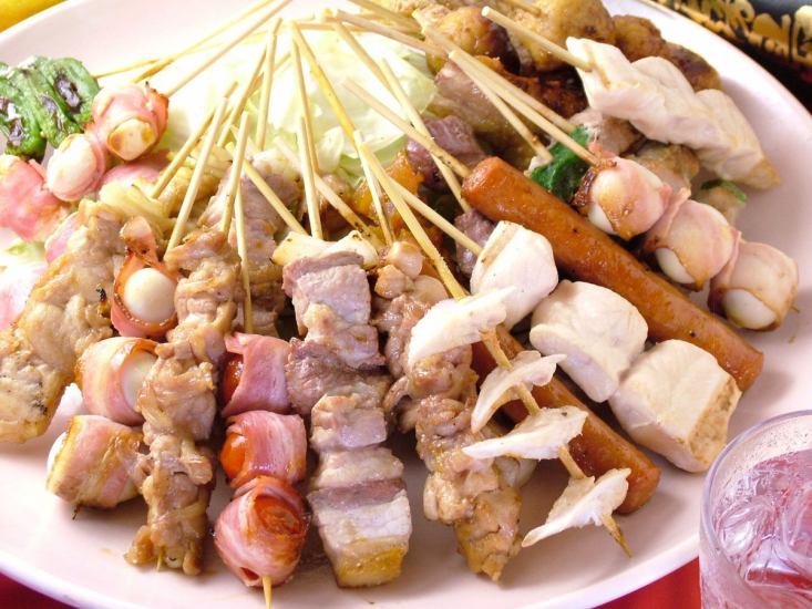 烤鸡肉串是用最精湛的技术烘烤而成的最上乘的材料，是一道带有[食物释放]的套餐，价格为2880日元