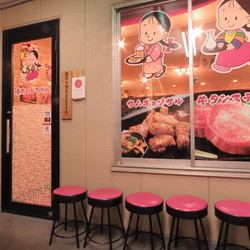 飲食店が立ち並ぶビルの2階にある韓国居酒屋どんちゃん!!美味しいサムギョプサルといえば女の子が目印のどんちゃんへ!!階段を上がるたびに美味しいにおいが漂う♪