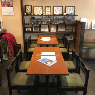 【テーブル4名席×3卓/2名席×1卓/12名席×1卓】をご用意。巣鴨地蔵通り商店街とげぬき地蔵からもアクセス抜群～店内は街中の喧騒から一転、雰囲気のあるゆったり空間ですのでお食事・ブレイクタイムオススメ！都電散策や参拝のついでに◎待ち時間や会社帰り、デートにも◎お子様連れのママ会や家族でのお食事にも◎