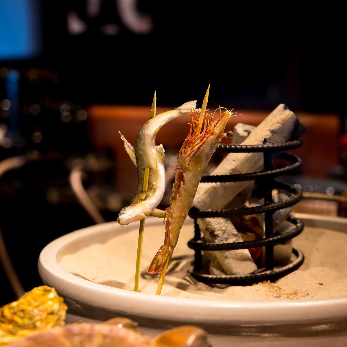 囲炉裏で焼き上げた炉端焼きが味わえる!