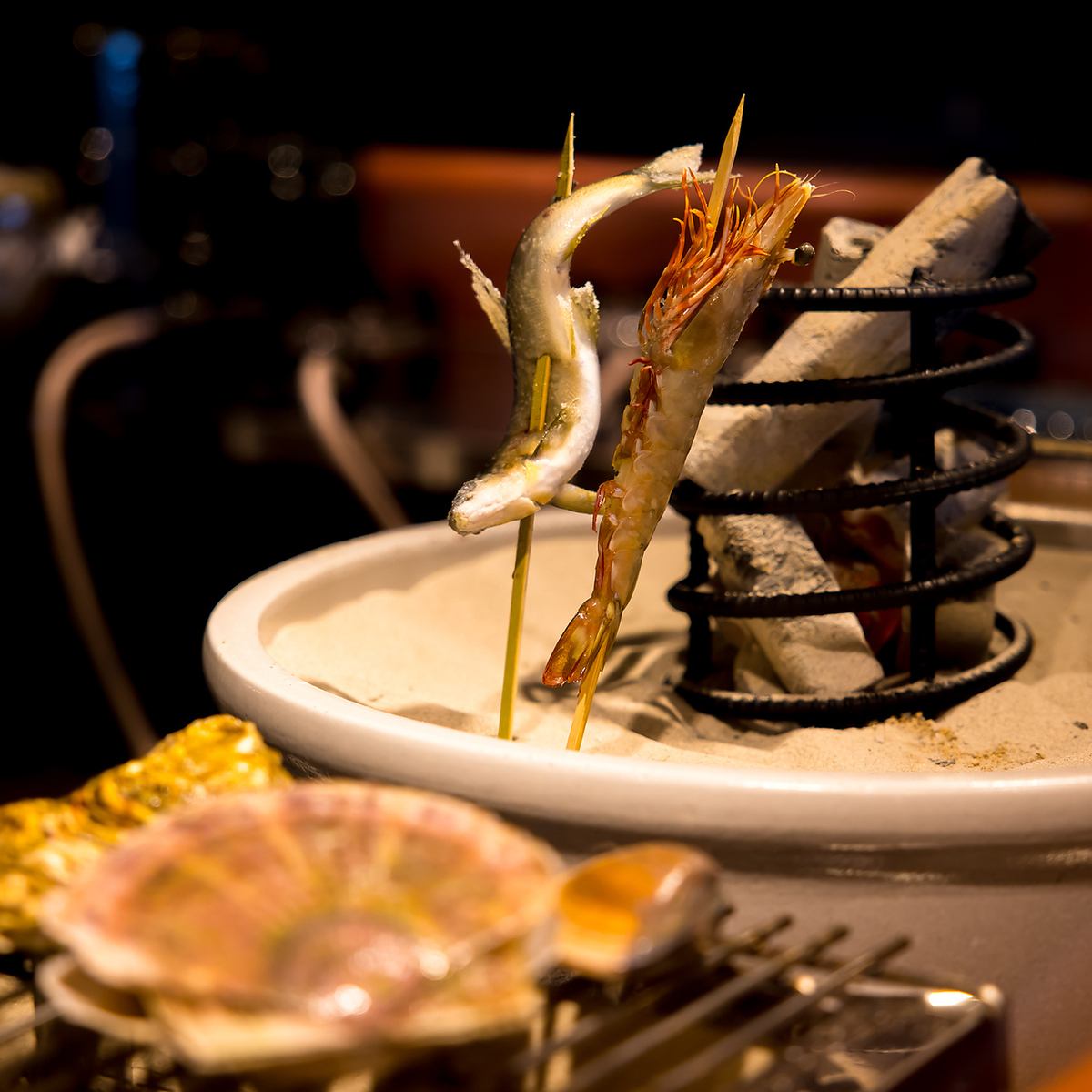 囲炉裏で焼き上げた炉端焼きが味わえる!
