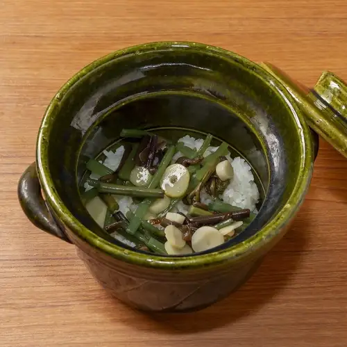 山之馈赠：用陶罐烹制的米饭，配以野生山菜