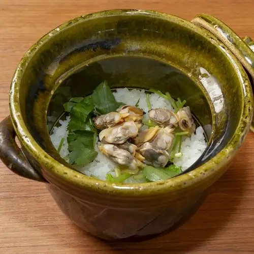 陶罐里的蛤蜊饭，散发着浓郁的海风气息。