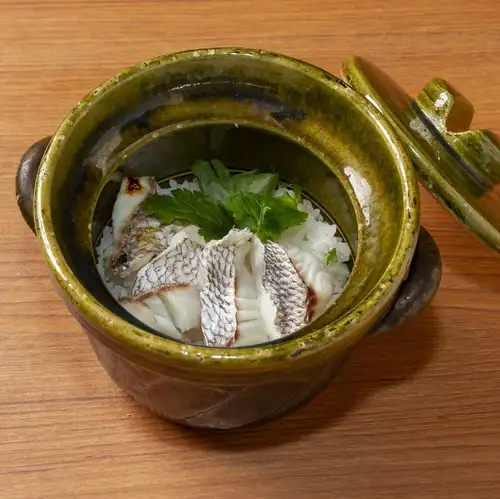 香浓汤底鲷鱼三叶鱼砂锅饭