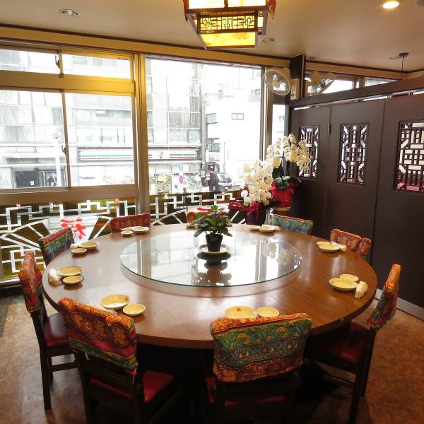 The round table is ideal for small and medium-sized banquets ◎ We also have multiple all-you-can-drink and course meals, so please use it for drinking parties such as welcome and farewell parties and anniversary celebrations ♪ Shaoxing wine, which is hard to find at other stores All-you-can-drink ”is also available!