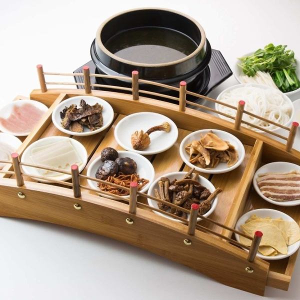 [Traditional Yunnan Cuisine] Overhashi rice line of mountain delicacies with various mushrooms