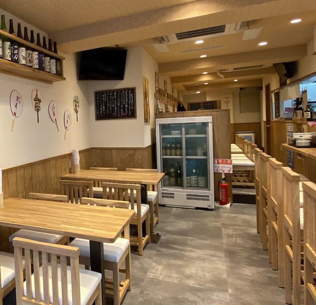 入口直ぐのカウンター・テーブル席は風通しも良く京を感じられる雰囲気です。待ちゆく人を見ながらお酒をお楽しみ頂けます。
