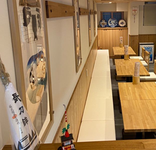 奥のテーブル席はゆっくりとお酒を楽しめる雰囲気、京都に来たことを感じて頂ける雰囲気です。