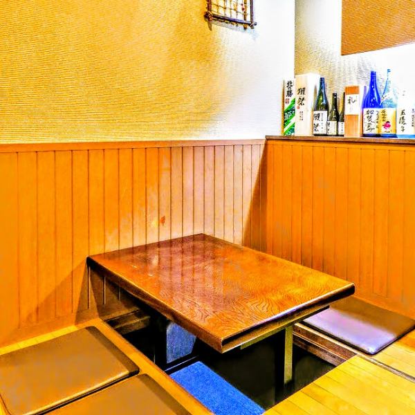 有4個可容納2人的horigotatsu座位，後面的2張桌子可連接最多8人的宴會。