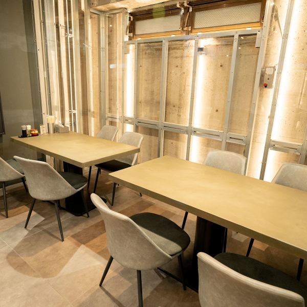 お仕事帰りやサク飲み、デートにぴったりのカウンター席を完備。お一人様でも気兼ねなく、職人が腕を振るう活気ある雰囲気を感じながらお食事を楽しめます。「今日は美味しい刀削麺を食べて帰りたい」そんな日の普段使いに。お好みの料理とお酒を片手に、自分だけの時間をゆったりと過ごせる、温かいおもてなしの席です。