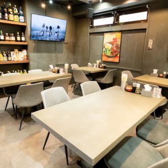 カップルやご友人同士での利用にぴったりの2名様掛け席です。清潔感溢れる新店舗で、本格的な味をカジュアルに楽しめます。三崎町でのランチデートや、お二人での語らいの場として最適。美味しいお酒と自慢の「酢豚」や「刀削麺」をシェアしながら、心地よい空間で本格中華の魅力を存分にご堪能いただけます。