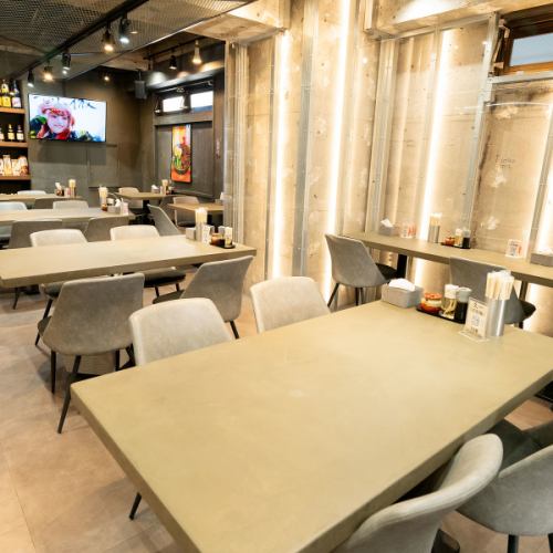 4名様掛けのテーブル席を豊富にご用意しております。席の間隔をゆったり取っているため、ご友人との会食やご家族での夕食も周りを気にせず楽しめます。どの席からもテレビが見やすい配置で、スポーツ観戦をしながらの宴会にもおすすめ！ボリューム満点の中華コースを囲みながら、賑やかで楽しい時間をお過ごしください。