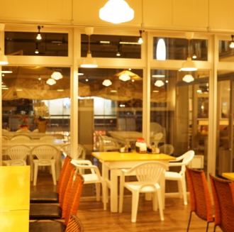 外が良く見える開放的な店内！テーブル席各種ご用意しております◎