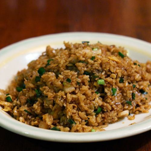 飯）秘伝の醤油ダレで炒めました【豚肉黒炒飯】