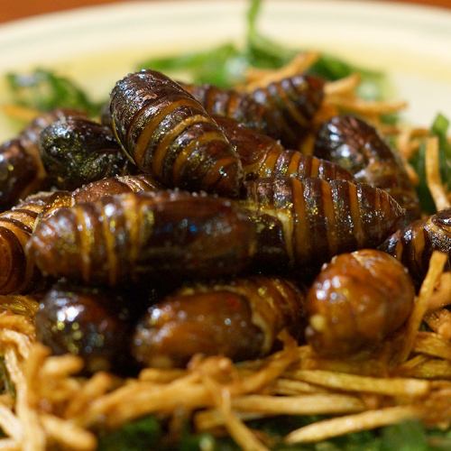 蚕のさなぎの揚げ物