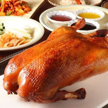 当店名物北京ダックはスープと炒め物をサービス