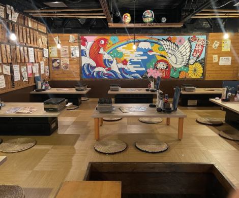 [Tatami room] Tatami mat seats with colorful murals, surfboards, and other bright atmospheres inspired by a seaside house♪ Suitable for various banquets and family gatherings◎