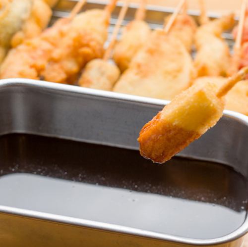 ≪Specialty≫ A skewer of freshly fried kushikatsu starts at 120 JPY (incl. tax)