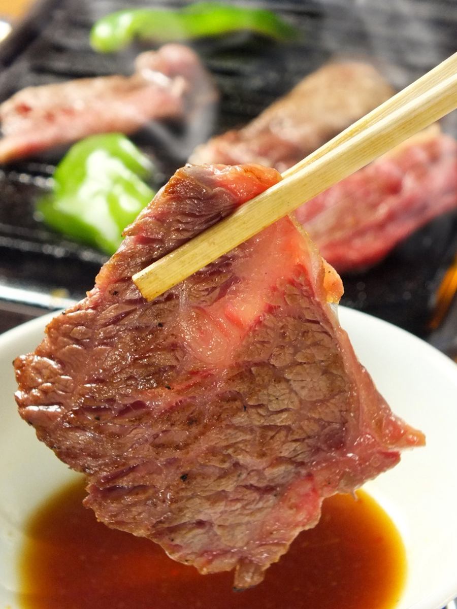 The 1st floor is a yakiniku restaurant and the 2nd floor is a sukiyaki meat specialty store! Courses are in the 4,000 yen range with all-you-can-drink included.