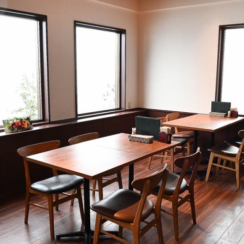 《4名様×6卓》《2名様×3卓》利用しやすいテーブル席です。