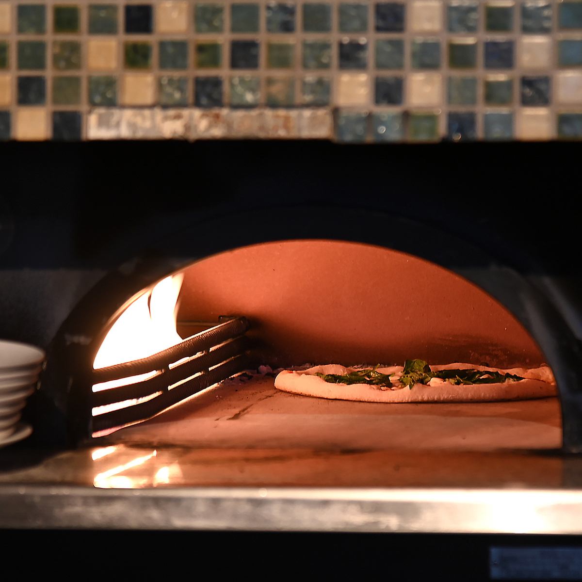 请在店内的比萨窑中享用烤比萨饼。