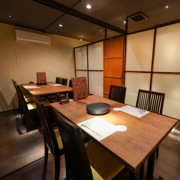 【最大10名様までご利用可能】少人数でのご宴会や各種ご会食に最適なお席をご用意しております。会社帰りの飲み会や歓送迎会、ご友人同士のお集まりなど、幅広いシーンに対応。美味しいお料理とお酒を囲みながら、楽しいひとときをお過ごしください。