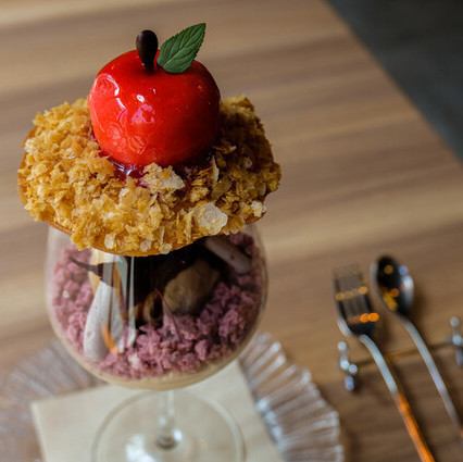 ``Night Parfait'' is a fascinating sweet made by a pastry chef and made with seasonal fruits.