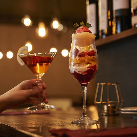 Enjoy a cocktail with this evening parfait made with seasonal fruits.