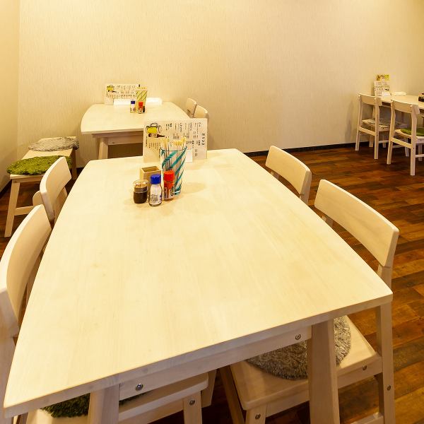 [Bright and calm space] We have 4 table seats that can seat up to 4 people.It is based on white and has a bright and calm atmosphere.Please use it for girls-only gatherings and banquets.