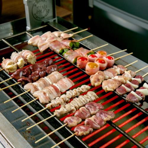 [Yakitori and skewers that are carefully grilled one by one]