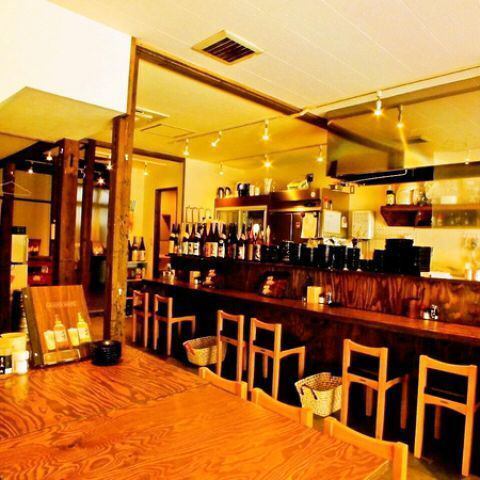 【駅徒歩1分！広々とした、ゆっくりできる店内】落ち着いた雰囲気の店内には、テーブル席がゆったりと間隔がとられ配置されています。周りを気にせずお食事いただけるので、ご友人や会社仲間との会話も自然と弾む楽しいひとときをお過ごしいただけます◎