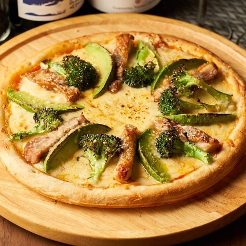 鸡肉、牛油果和西兰花披萨