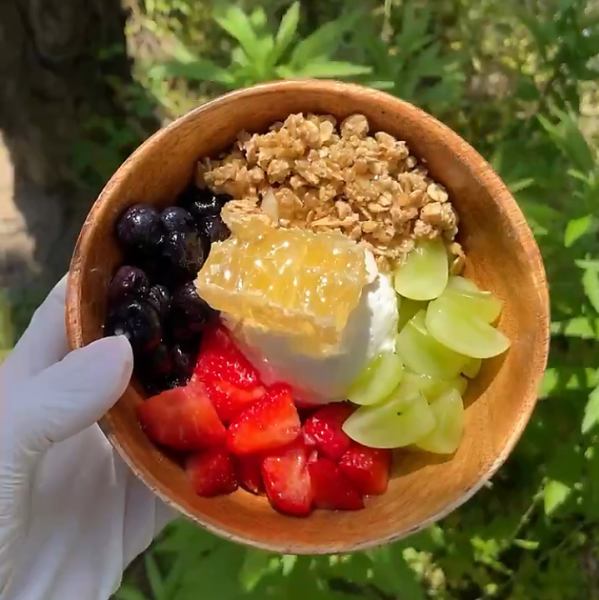 【人気No.1】ヨーグルト＆アサイーはハーフ＆ハーフスタイルで、2つの味わいを一度に楽しめる満足の一品！