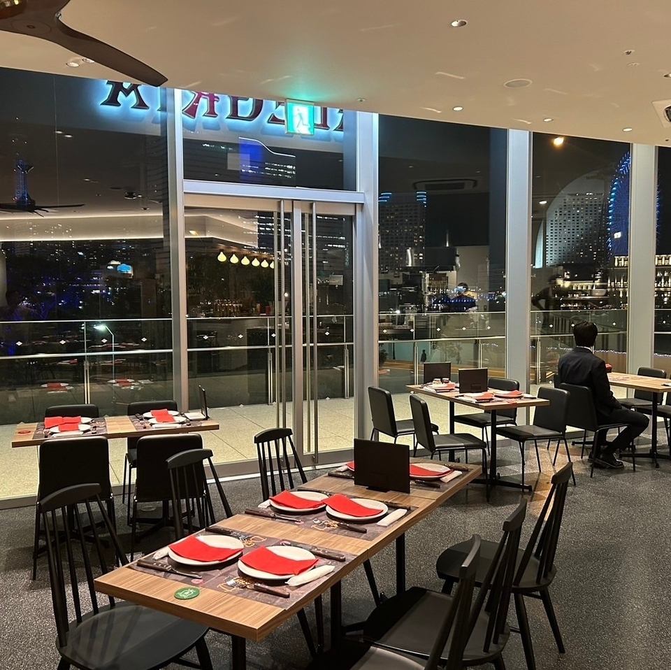 The restaurant is entirely made of glass. Enjoy the beautiful night view of Minato Mirai and delicious churrasco.