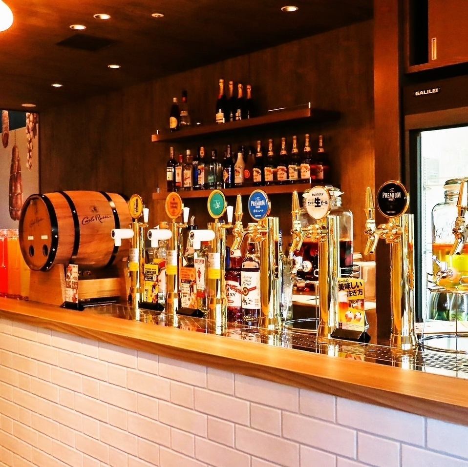 In addition to four dedicated beer servers, we offer over 100 types of drinks.