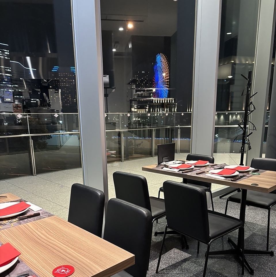 在玻璃牆餐廳欣賞港未來美麗的夜景，品嚐美味的烤肉。