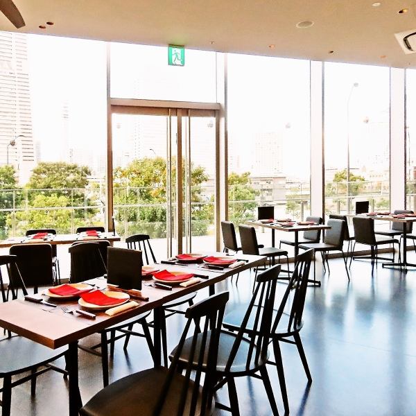 ◆4種類の樽生ビアサーバーやおしゃれなバーカウンターでは全100種以上のお好みのドリンクを注げます◆お誕生日や記念日にはメッセージ付デザートプレートをご用意◎お客様にとって素敵な一日になるよう従業員一同、心を込めてサプライズをさせていただきます。