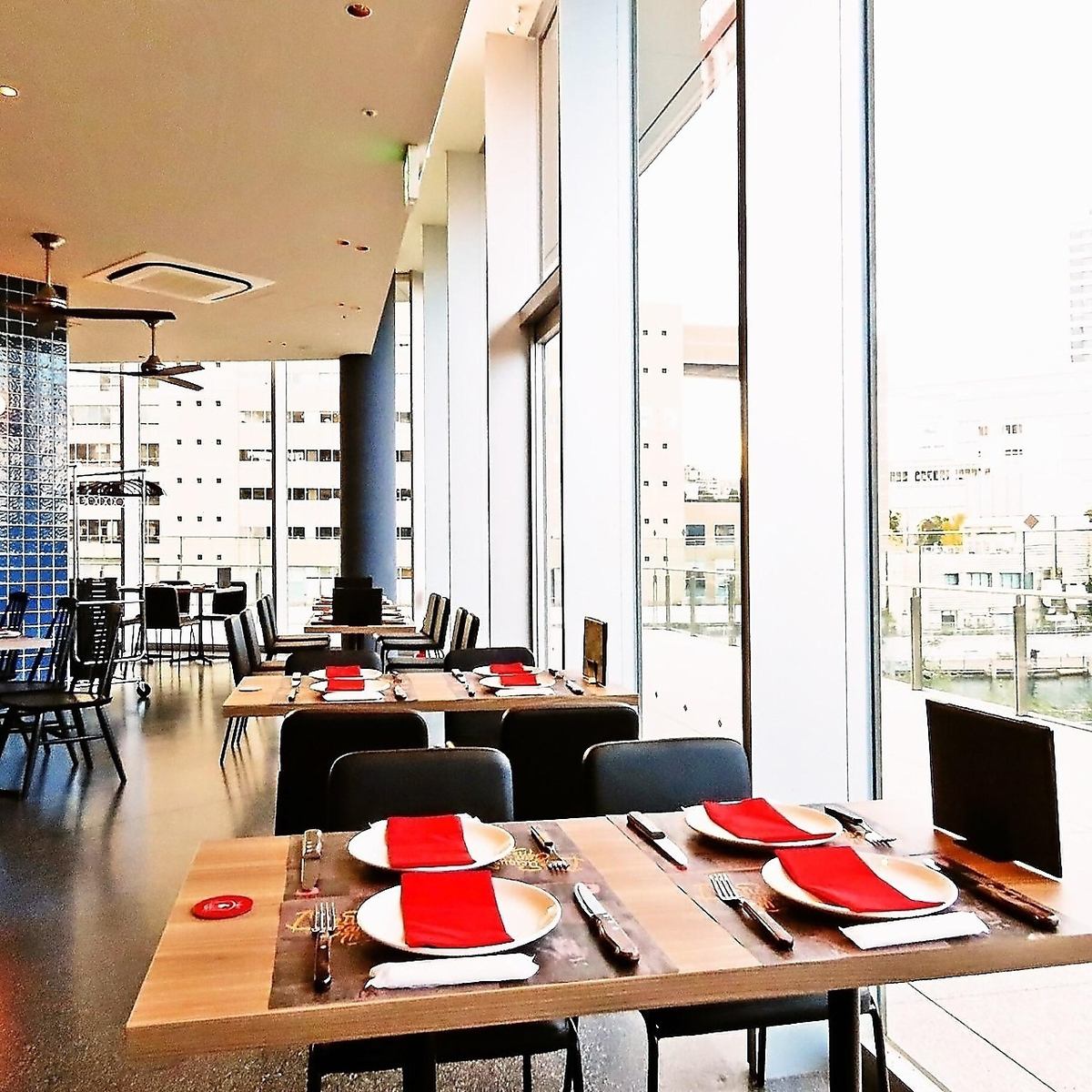 開放感ある全面ガラス張りの店内で贅沢なランチをお楽しみ下さい