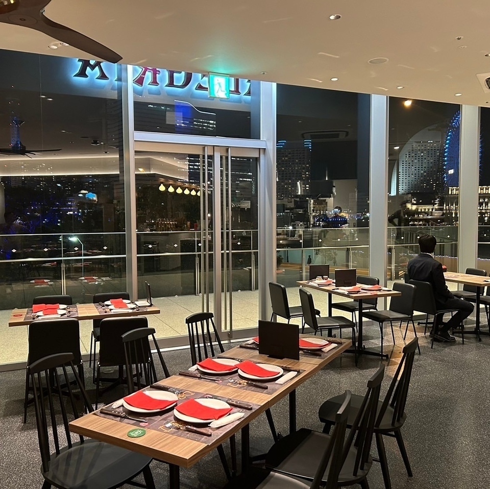 全面ガラス張りの店内◆みなとみらいの綺麗な夜景と絶品シュラスコをお楽しみ下さい