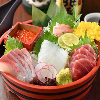 仅限工作日：【今日鱼类套餐】采用当季食材。7道菜，2.5小时畅饮，4000日元（含税）。