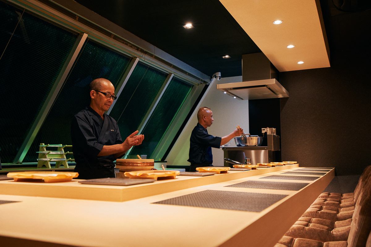 カウンターで鮨と天麩羅を楽しめるコース専門店が橋本にオープン
