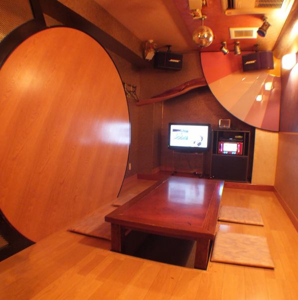 You can relax by stretching your legs in the Japanese-style digging kotatsu room.