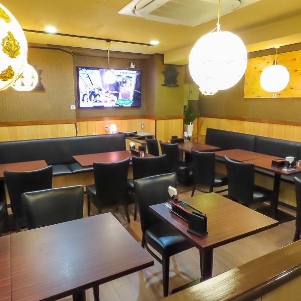 店内はアジアンテイストのインテリアで統一され、異国情緒あふれる雰囲気が漂います。温かみのある色合いや装飾が、居心地の良い空間を演出。友人同士の女子会やデート、気軽なディナーにもぴったりで、食事の時間をより特別にしてくれます。