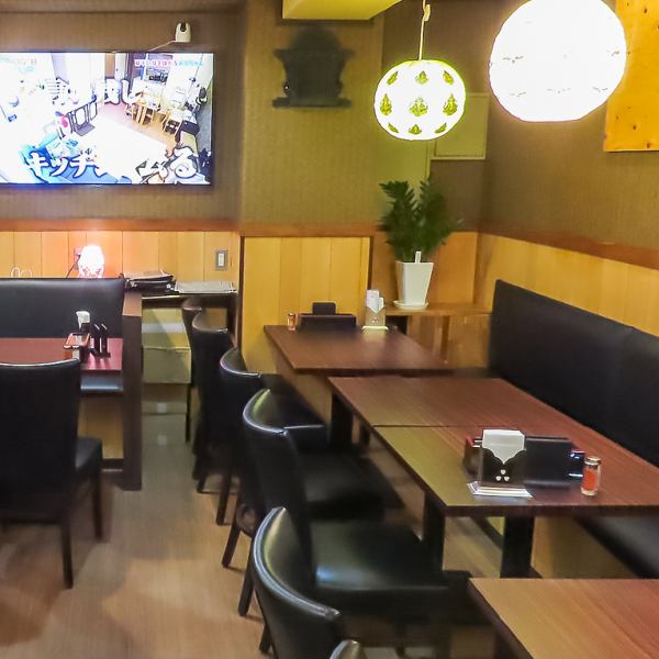 幅広い世代に支持されており、女性客や年配の方も多く訪れる安心感のあるお店です。カジュアルながら落ち着いた雰囲気があり、家族連れや少人数での食事にも最適。誰でも気兼ねなく利用できる居心地の良さが、リピーターを生む理由となっています。