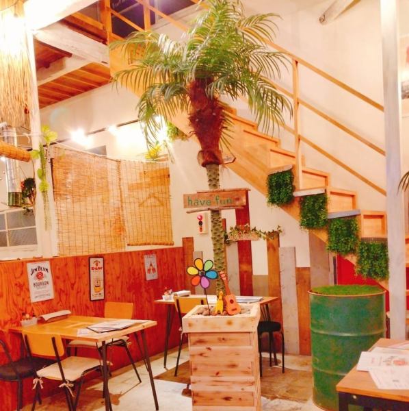 The interior of the restaurant, which was renovated from an old house, has a West Coast feel. You can also enjoy indoor BBQ in this casual atmosphere, which is sure to get the conversation flowing!