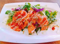 Salmon paccio salad with smoked sauce for a sophisticated feel